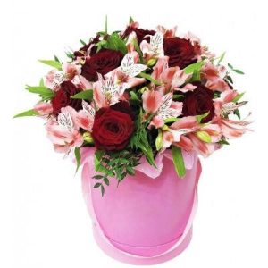 Композиція в коробці із трояндами та альстромерією