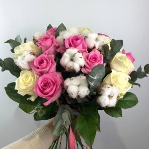 Ніжний букет з 11 рожевих троянд та бавовни