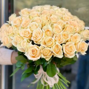 Букет із 51 кремової імпортної троянди