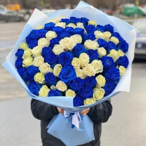 Мікс із 101 білої та синьої троянди