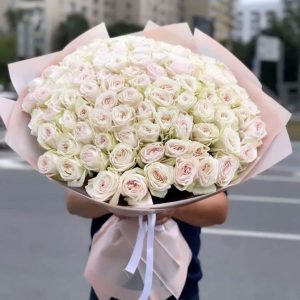 Розкішний букет із 101 білої півонієподібної троянди White O’Hara