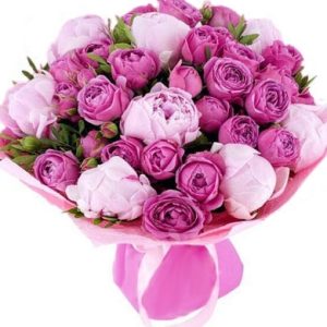 Букет із рожевих півоній і кущових півонієподібних троянд