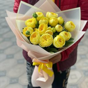 Букет із 7 жовтих півонієподібних троянд «Сонячний поцілунок»