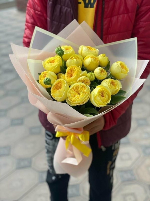 Букет із 7 жовтих півонієподібних троянд «Сонячний поцілунок»