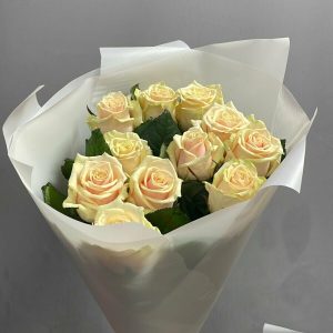 Букет із 11 кремових троянд