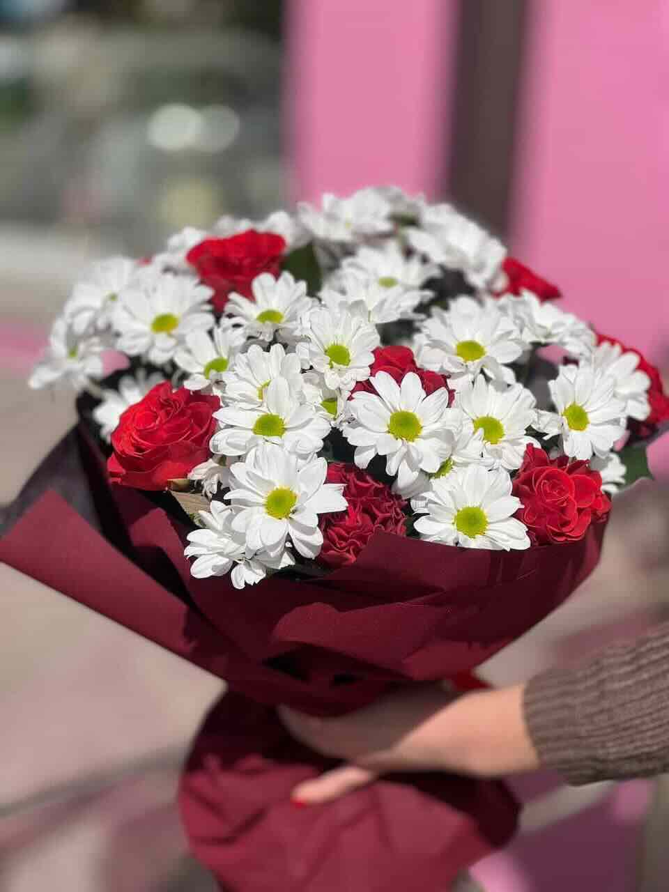 Букет із червоних троянд і білих хризантем - Зображення 4