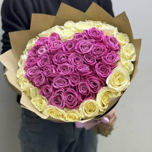 Букет у формі серця із 51 білої та рожевої троянди