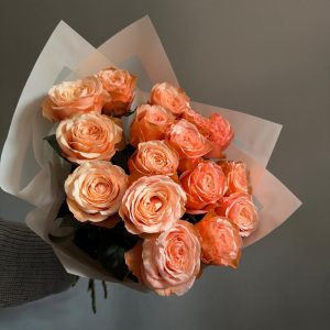 Букет із 15 півонієподібних троянд Кахала