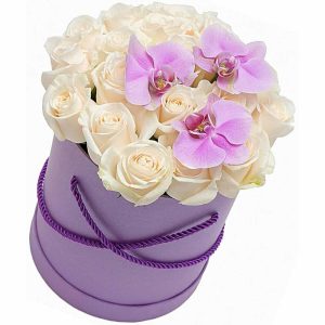 Композиція в коробці з білої троянди та орхідеї