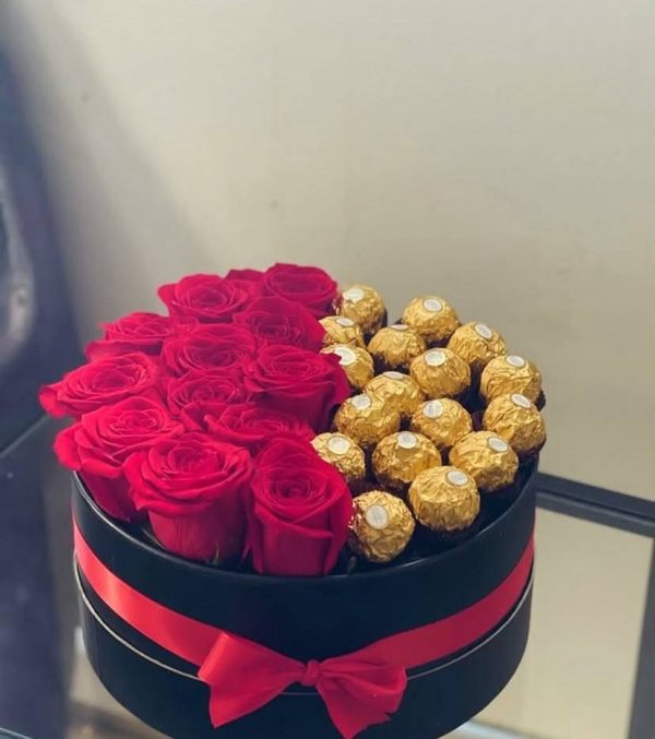 Подарункова коробка з трояндами та цукерками Ferrero