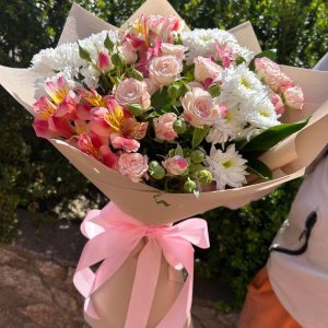 Ніжний букет із кущової троянди та альстромерії