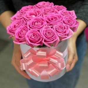 Коробка рожевих троянд