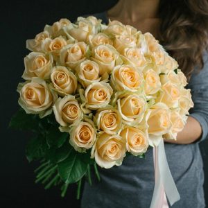 Ніжний букет із 51 кремовою троянди