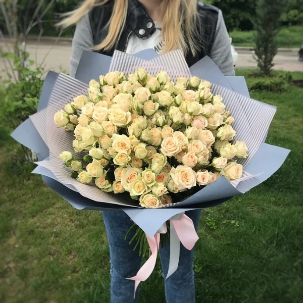 Букет із 35 кремових кущових троянд