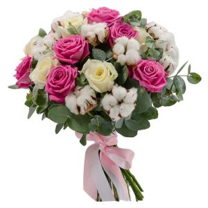Ніжний букет з 11 рожевих та білих троянд та бавовни