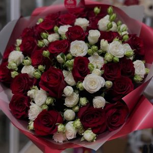 503855371_18468495838077756_6044064434514703188_n Букет із червоної та білої кущової троянди