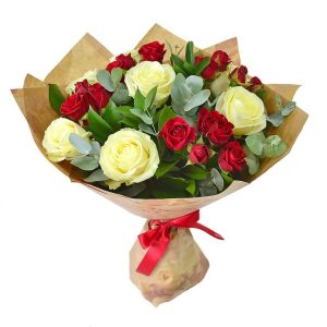 Букет із білої троянди та червоної кущової троянди