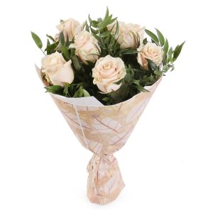 Букет із 7 кремових троянд