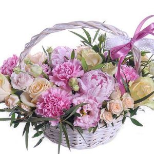 Кошик з троянд, гвоздик та півонії «Світлий настрій»