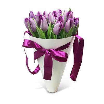 Букет із 17 фіолетових тюльпанів у конусі