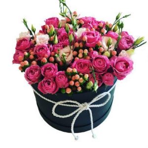 6549509900_korobka-z-troyandoyu Розкішна композиція з трояндою Бомбастік, гіперикумом та еустомою