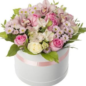 6549510084_korobka-z-troyandami Розкішний букет у коробці з трояндами, орхідеями і альстромеріями