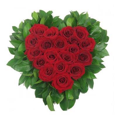 Серце із 19 червоних троянд