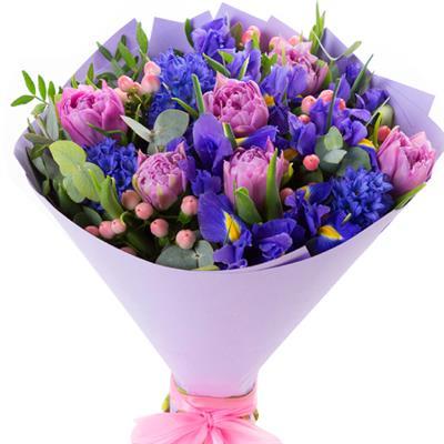 Букет із ніжних піоновідних тюльпанів та синіх ірисів