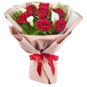 6549512982_buket-z-troyand Букет із червоних троянд і калли