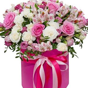 Композиція в коробці із еустоми, троянди та альстромерії