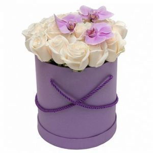 Композиція в коробці з білої троянди та орхідеї