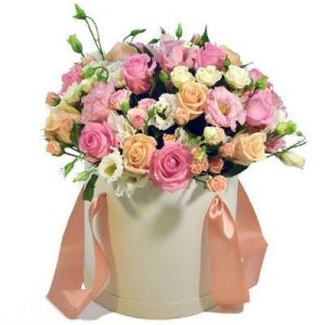 6549515651_nizhnij-buket-z Ніжна композиція в коробці з троянд та еустоми