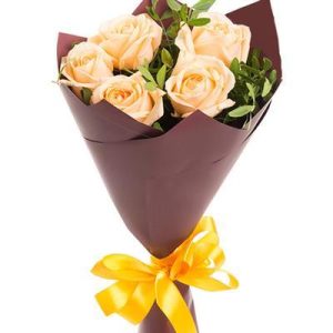 Букет із 5 кремових троянд