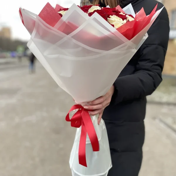 Букет із 51 червоної і білої троянди - Зображення 5