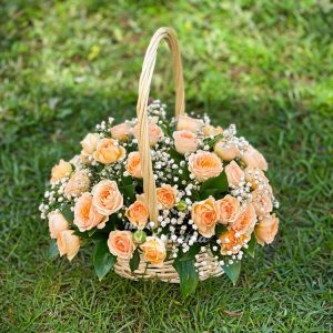 Кошик із кремових кущових троянд із гіпсофілою