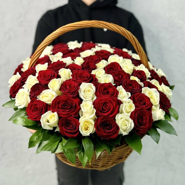 Кошик з 101 червоними та білими трояндами
