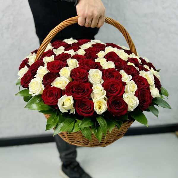 Кошик з 101 червоними та білими трояндами - Зображення 3