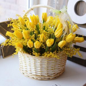 Кошик з жовтими тюльпанами та мімозою