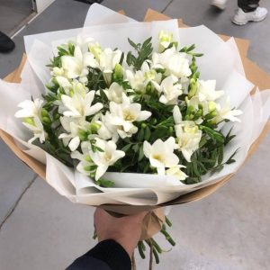 Букет із 15  білих фрезій