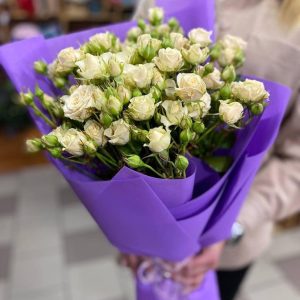 Букет із 7 гілок кремової кущової троянди "Карамель"