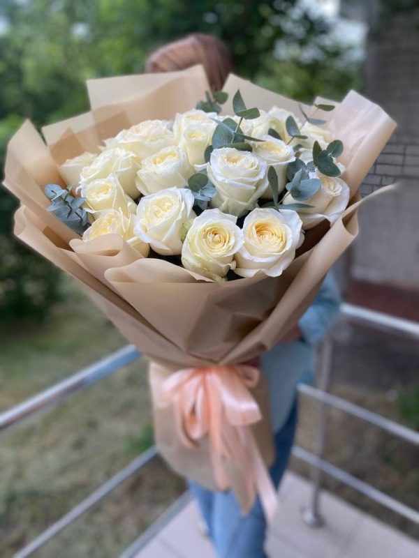 Букет із 25 білих троянд з евкаліптом - Зображення 2