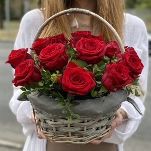 6628539923_bystraya-dostavka-tsvetov Кошик із 11 червоних троянд