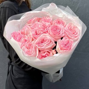 Букет із 15 рожевих півонієподібних троянд