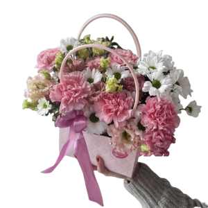 Кошик з рожевих гвоздик