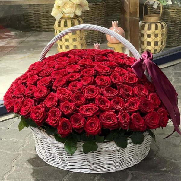 Шикарний кошик із 201 червоної троянди