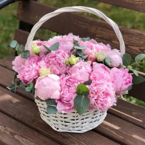 Кошик із 25 рожевих півоній