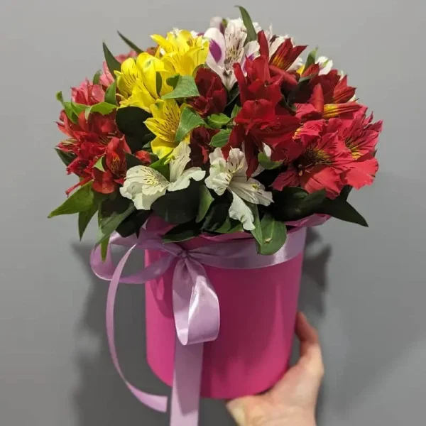 Композиція із альстромерій у коробці