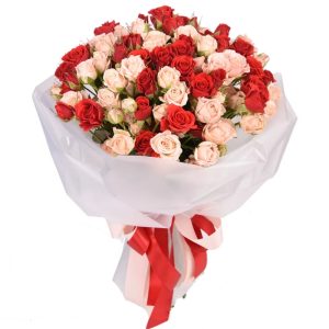 Букет із 15 кущових троянд «Кольоровий комплімент»