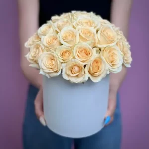 Композиція в коробці з 31 кремової троянди