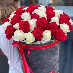 Розкішна композиція із 51 троянди в коробці